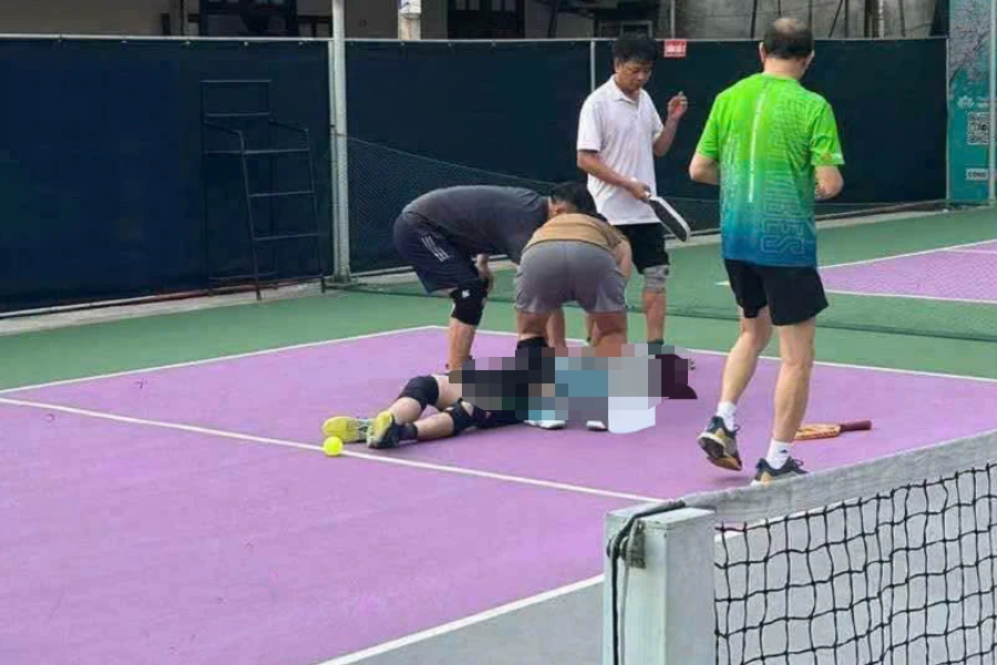 Người đàn ông ngã quỵ xuống sân khi đang chơi pickleball