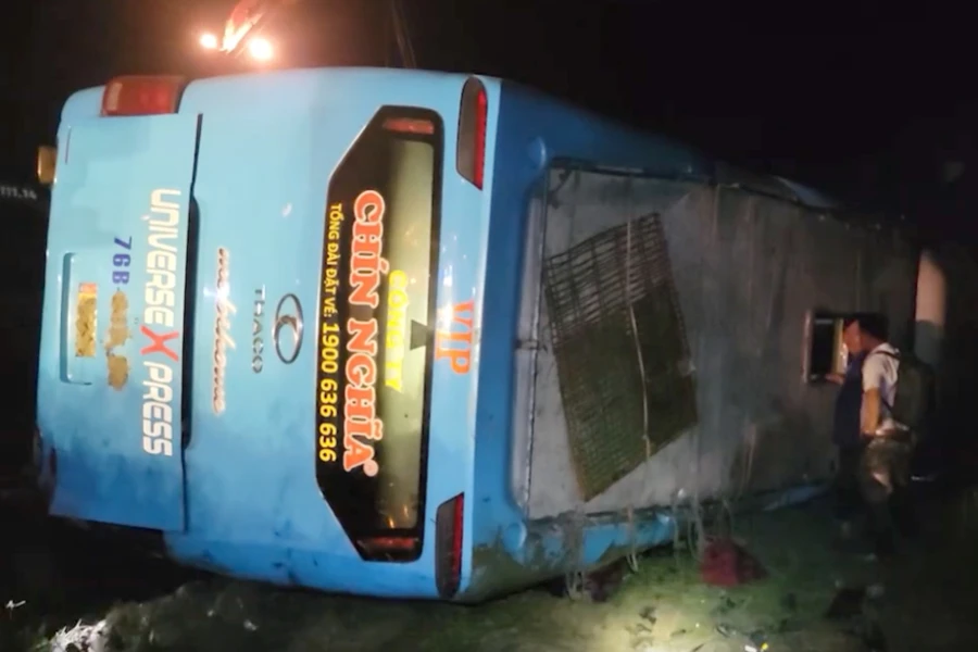 Vụ lật xe khách ở Hà Tĩnh có hai nạn nhân bị thương nặng