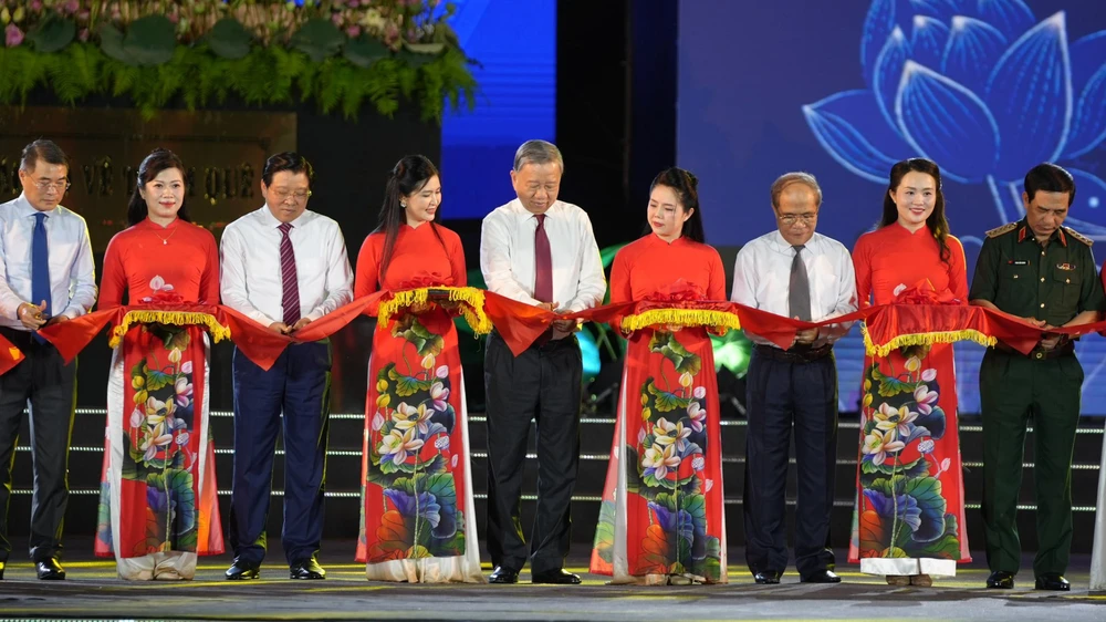 Tổng Bí thư Tô Lâm cùng các lãnh đạo, nguyên lãnh đạo Đảng, Nhà nước và tỉnh Nghệ An cắt băng khánh thành Tượng “Bác Hồ về thăm quê”.