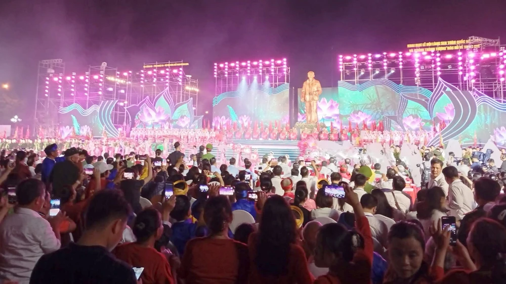 Đông đảo người dân đến xem chương trình nghệ thuật đặc sắc và màn bắn pháo hoa.