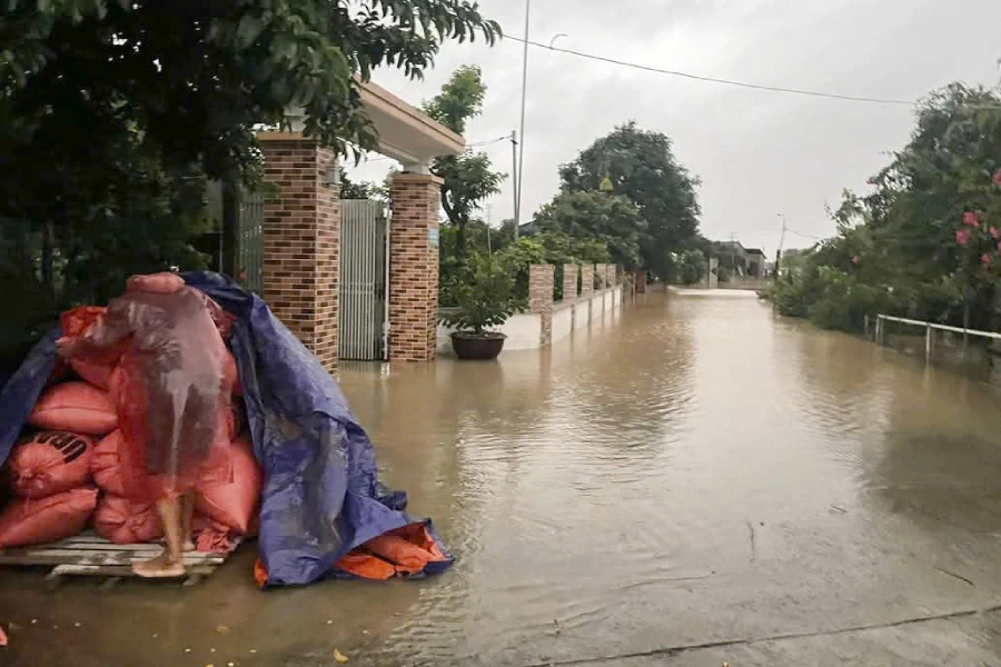 Nước lũ dâng gây ngập đường ở huyện Cẩm Xuyên.