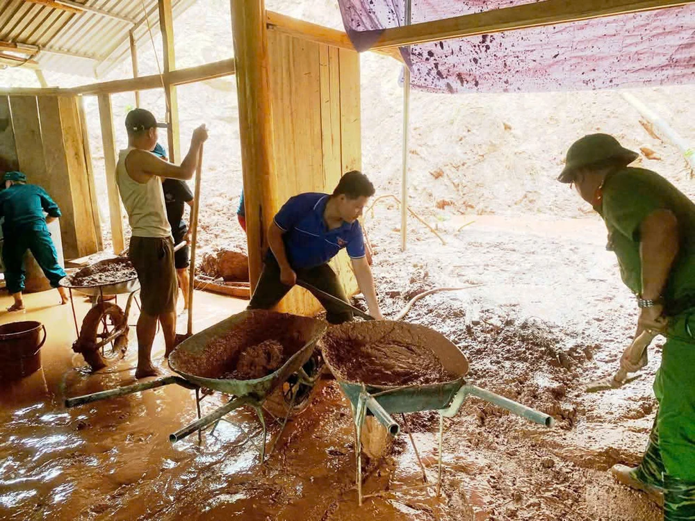 Nước lũ rút, tìm thấy thi thể một người dân