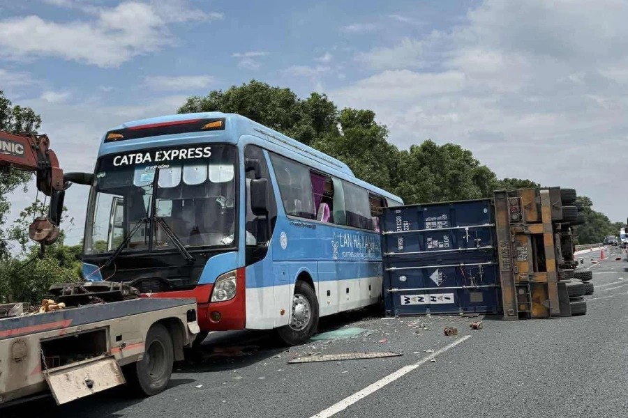 Tai nạn liên hoàn trên cao tốc Hà Nội- Hải Phòng, 3 xe hư hỏng