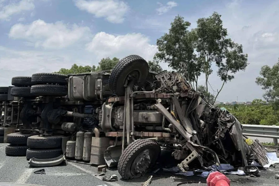 Tai nạn liên hoàn trên cao tốc Hà Nội- Hải Phòng, 3 xe hư hỏng