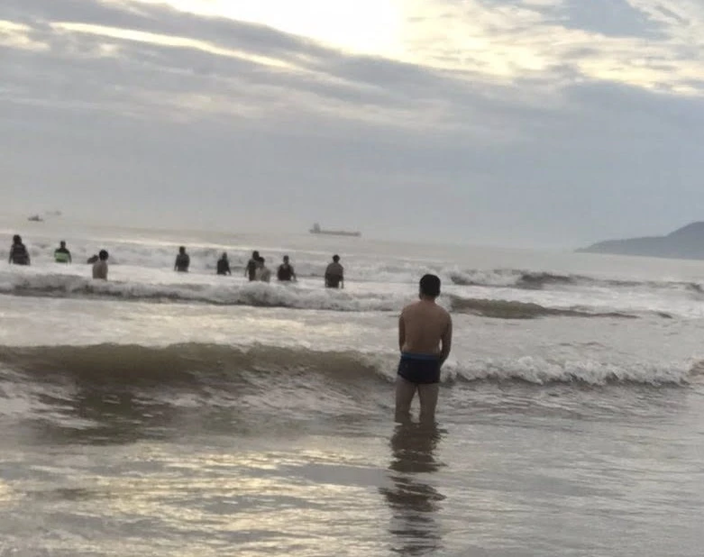 Lực lượng chức năng cùng người dân, du khách đã cứu 20 người bị sóng cuốn ở biển Cửa Lò.