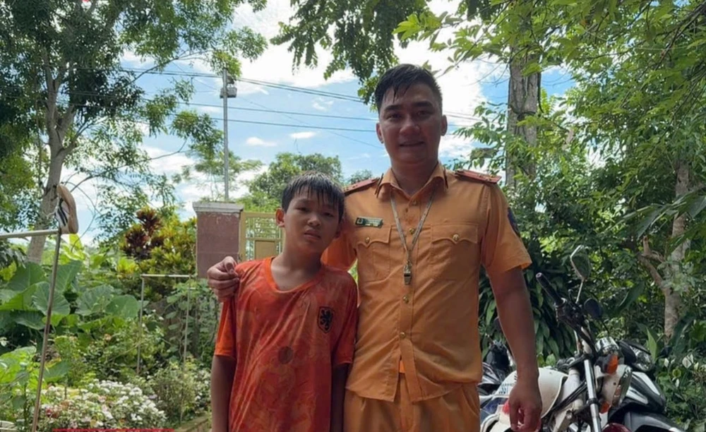 Thượng úy cảnh sát giao thông cứu bé trai bị lũ cuốn giữa sông