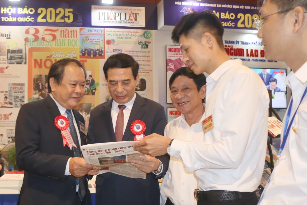 Bộ trưởng Phan Văn Giang, Bí thư Thành ủy Hà Nội Bùi Thị Minh Hoài thăm gian trưng bày báo Pháp Luật TP.HCM