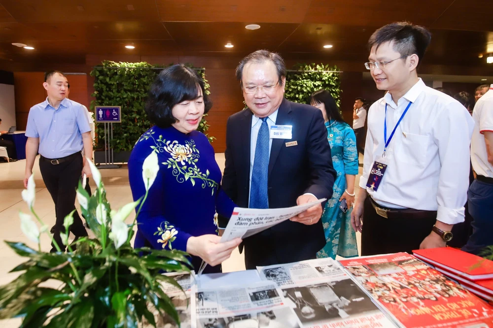 Bộ trưởng Phan Văn Giang, Bí thư Thành ủy Hà Nội Bùi Thị Minh Hoài thăm gian trưng bày báo Pháp Luật TP.HCM