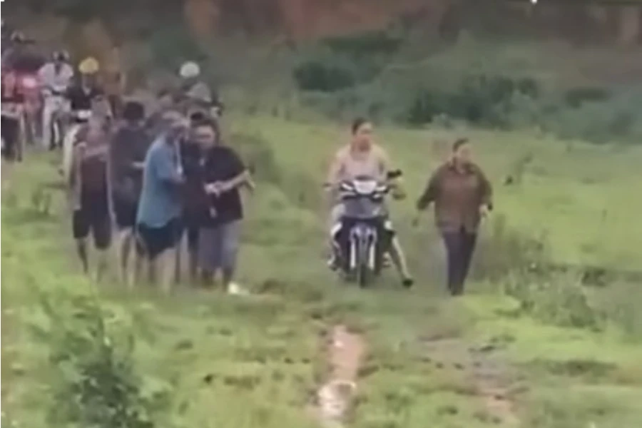 Bé gái đi chăn bò bị sét đánh, cả bò và người tử vong