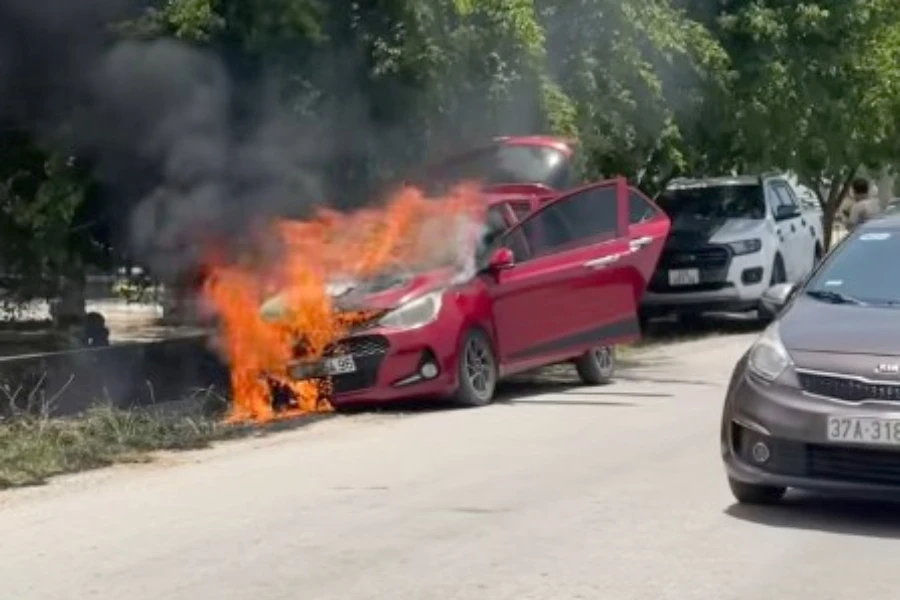 Đang đi đám cưới thì cháy xe dữ dội