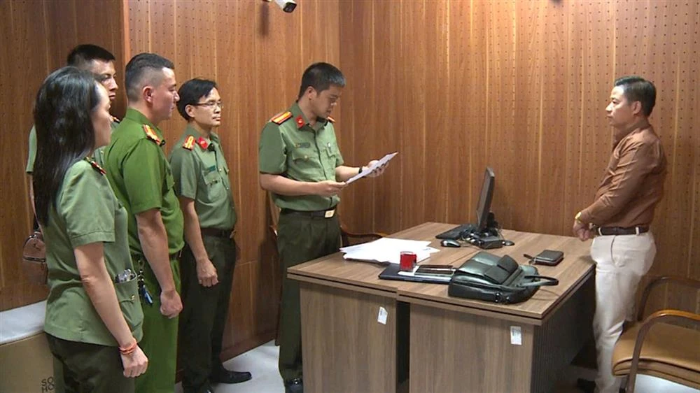 Cơ quan An ninh điều tra tống đạt các quyết định đối với Sỹ Anh Tuyên.