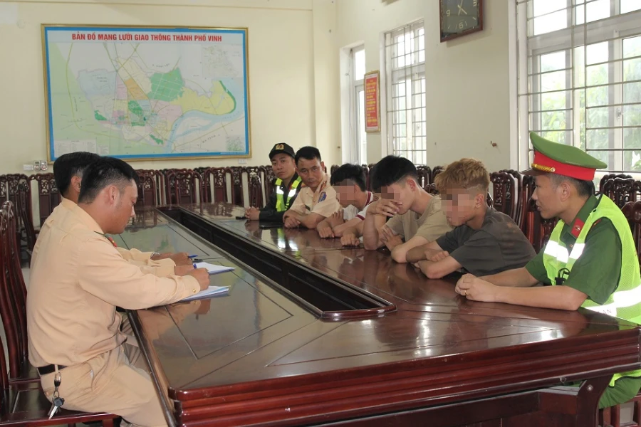 CSGT cho xem lại video con chạy xe đánh võng, bố mẹ 'giật mình'