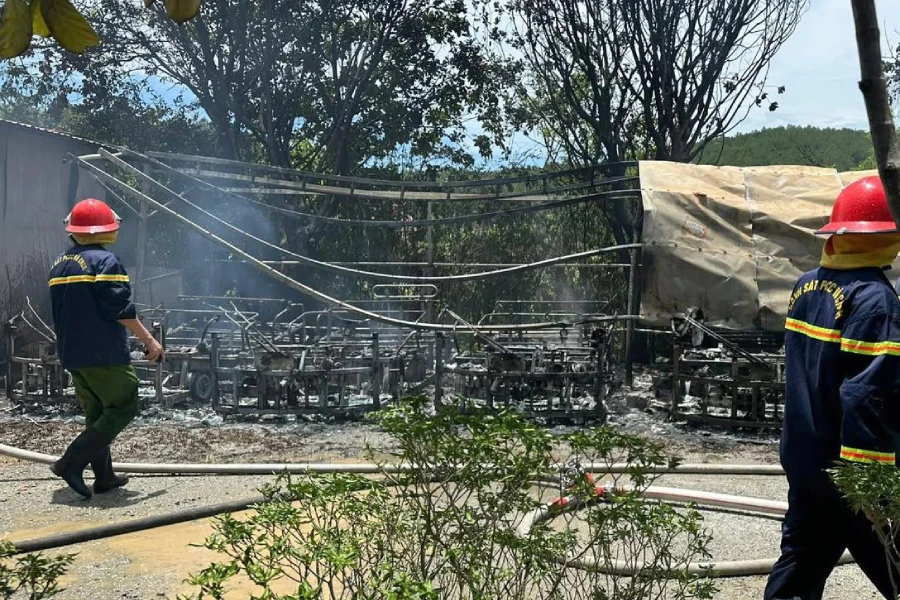 Hỏa hoạn thiêu rụi 9 xe chở khách du lịch ở chùa Hương Tích