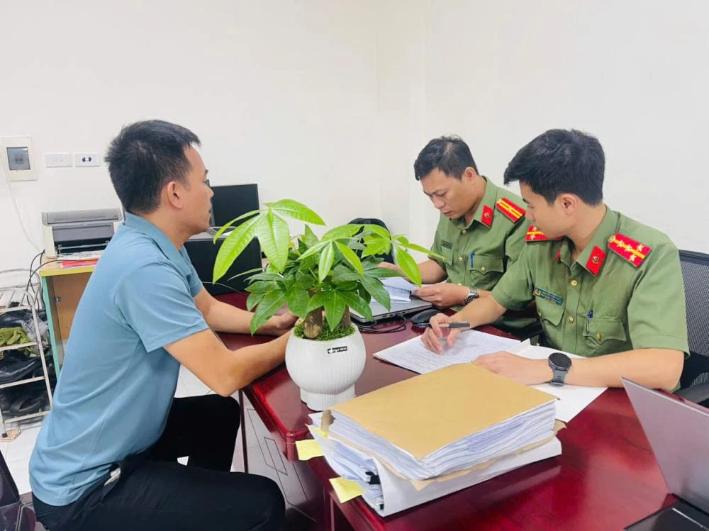 Cán bộ Cơ quan An ninh điều tra, Công an tỉnh Hà Tĩnh làm việc với Đặng Văn Cảnh do đã tổ chức cho hai người trốn sang Hàn Quốc làm việc.