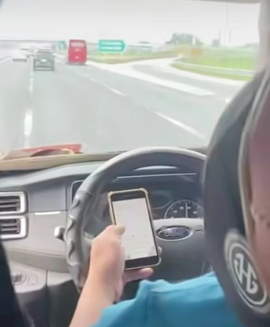 Người dân quay clip tài xế xe khách dùng điện thoại khi lái xe gửi CSGT