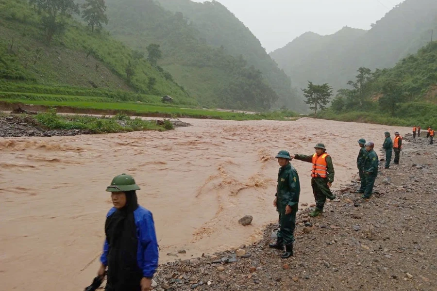 Lực lượng chức năng đang đi tìm bà Lỳ Y Dinh dọc khe suối.