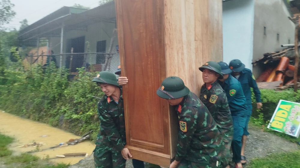 Nước lũ lên quá nhanh, nhiều hộ dân ở miền núi Nghệ An bị cô lập trong đêm tối, công an đã khẩn trương cõng cứu dân đến nơi an toàn.