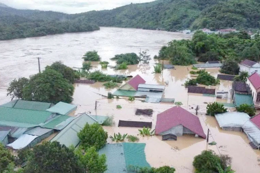 Chỉ huy trưởng quân sự xã ‘liều mình” buộc dây bơi ra cứu sống 5 người