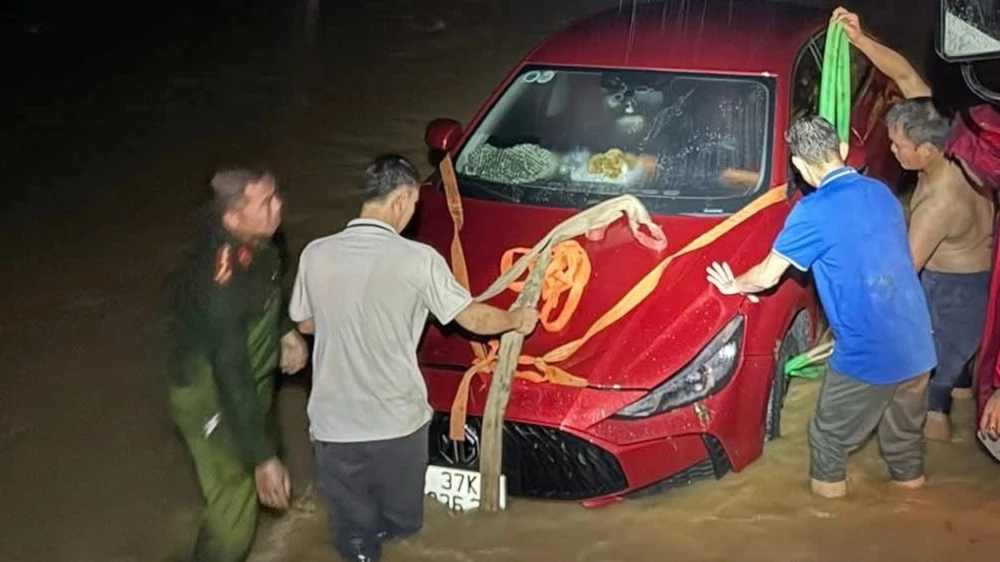 Những hình ảnh xúc động cứu dân của lực lượng cứu hộ trong vùng lũ quét