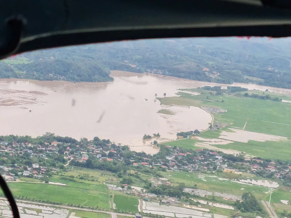 Trực thăng Quân đội bay vào cứu trợ vùng lũ chia cắt ở miền núi Nghệ An