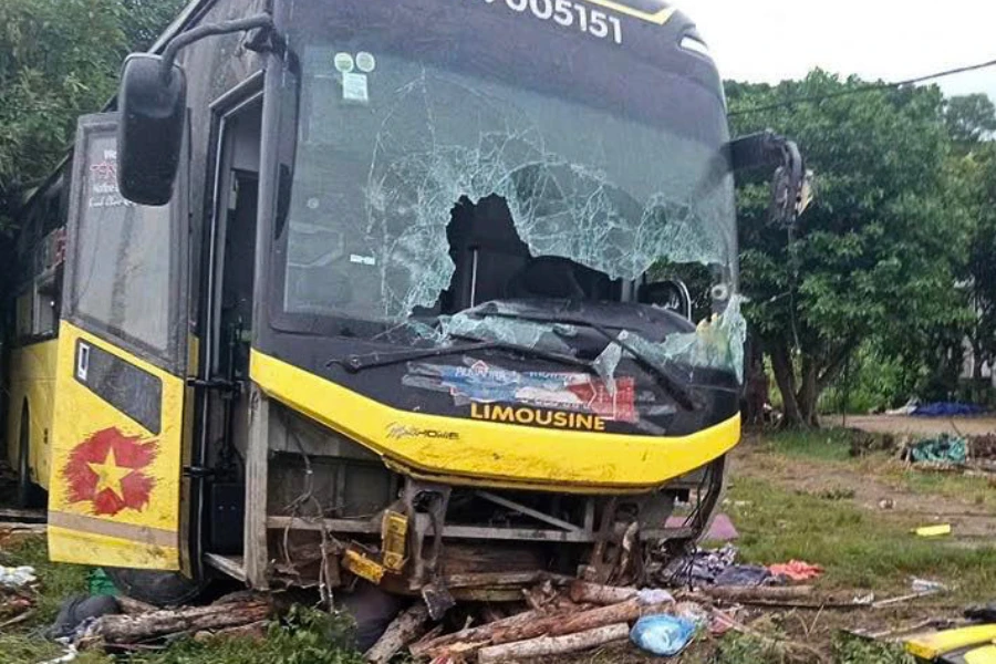 Lật xe khách trên Quốc lộ 1 làm 9 người tử vong