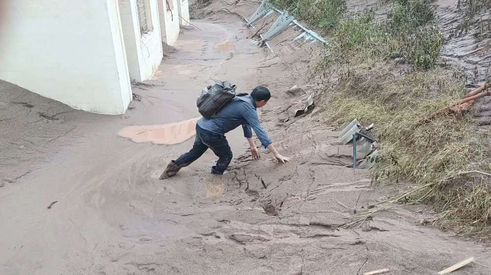 Mưa lũ tàn phá ngôi trường