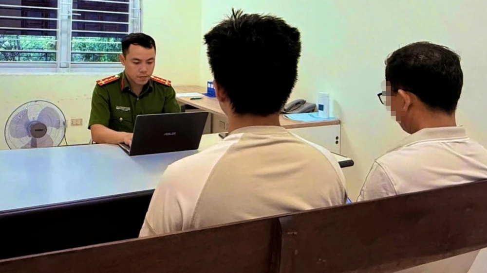 Nam sinh 18 tuổi bị 'bắt cóc online' tự giam mình trong khách sạn