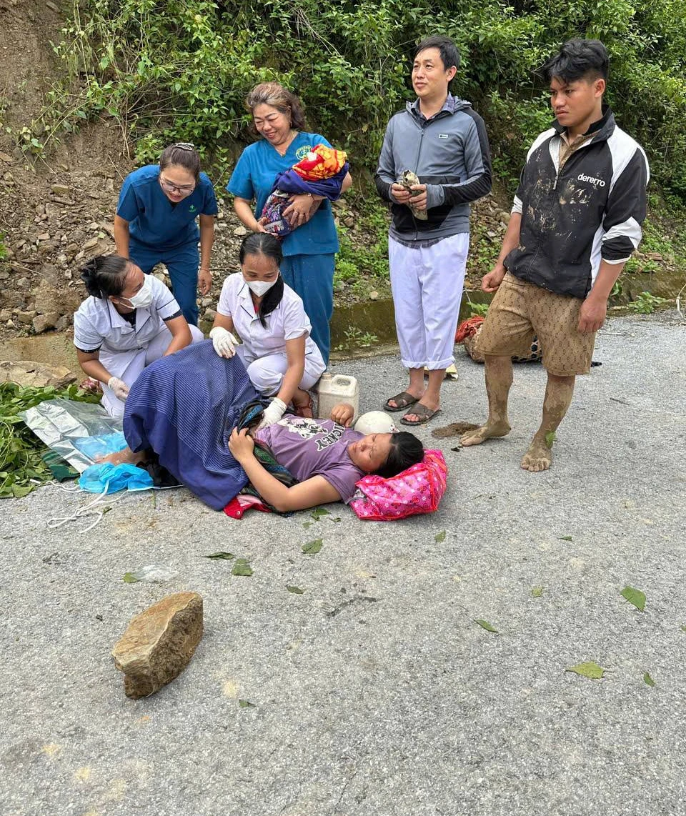 sinh-con-tren-duong (2).jpg