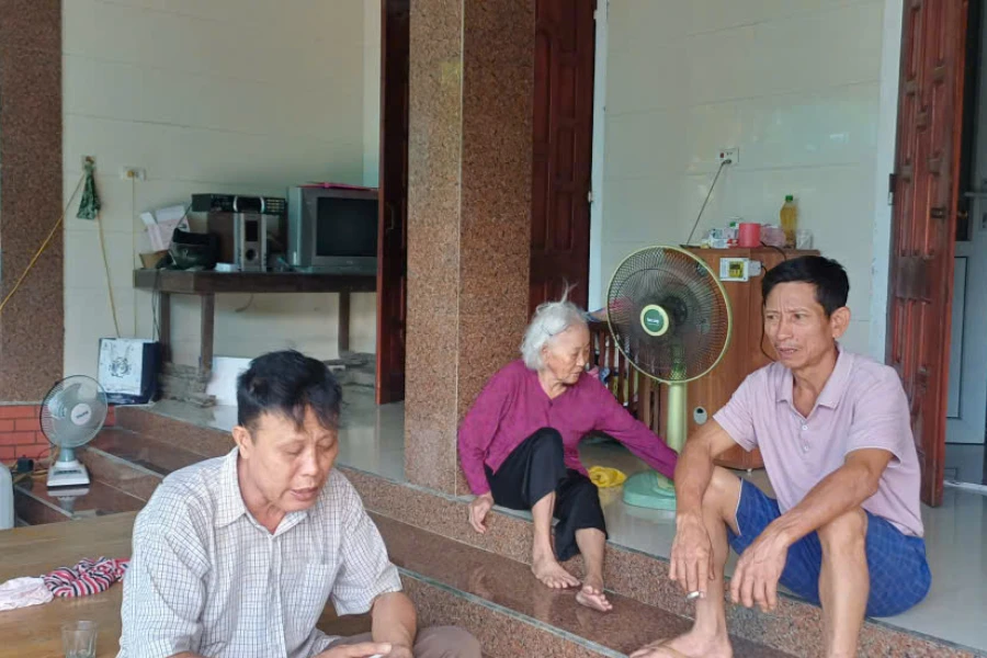 Mẹ, anh trai và người thân chờ anh Thành được tại ngoại trở về nhà.