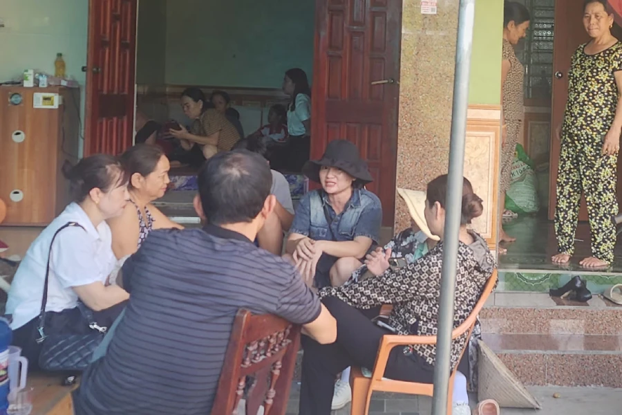 Người dân đến nhà anh Thành.