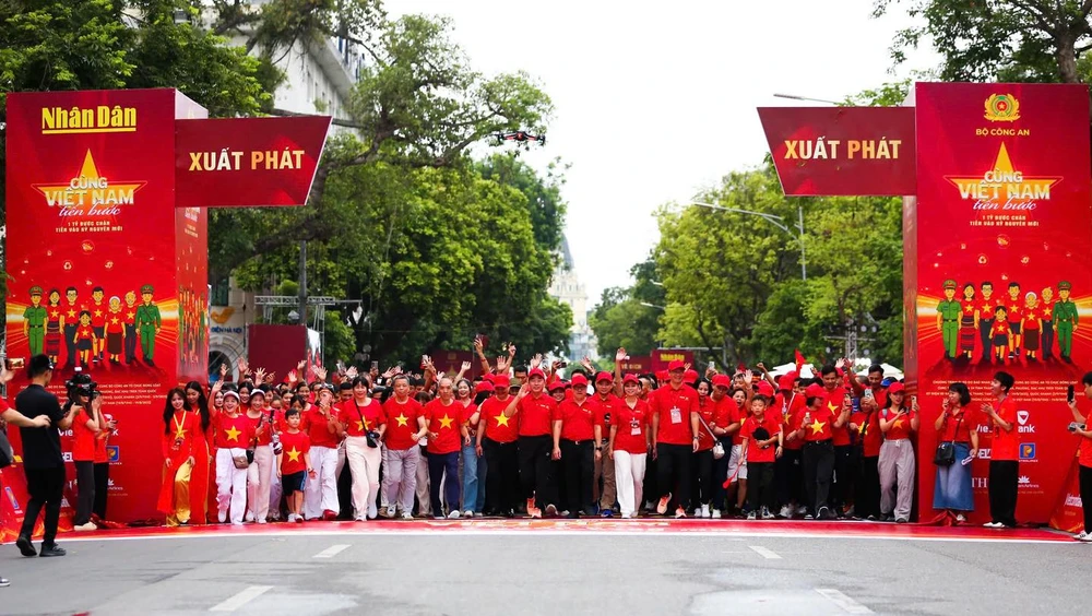 Điểm cầu Hà Nội của chương trình “Cùng Việt Nam tiến bước” được tổ chức đồng loạt tại 34 tỉnh, thành phố với 3.321 xã, phường và đặc khu hành chính trên toàn quốc.