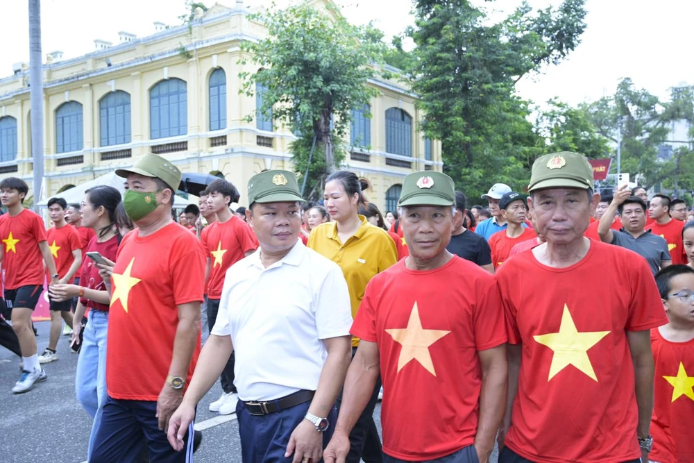Người dân thủ đô Hà Nội tham gia chương trình “Cùng Việt Nam tiến bước”.