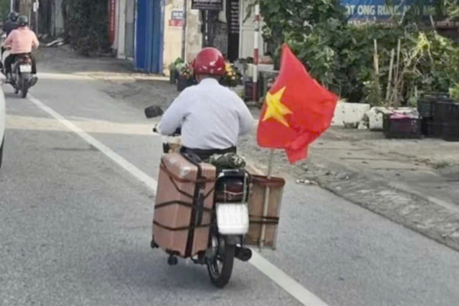 Cựu chiến binh Trần Văn Thanh đang chạy xe máy từ Nghệ An ra Hà Nội xem diễu binh