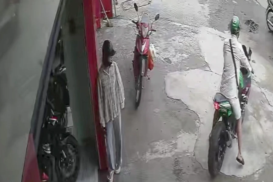 Bị người yêu lừa ở lại cửa hàng xe máy