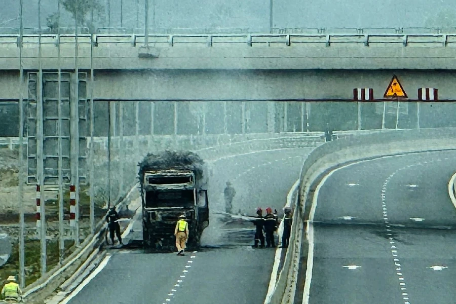 Xe đầu kéo bốc cháy ngùn ngụt tại nút giao cao tốc Bắc-Nam