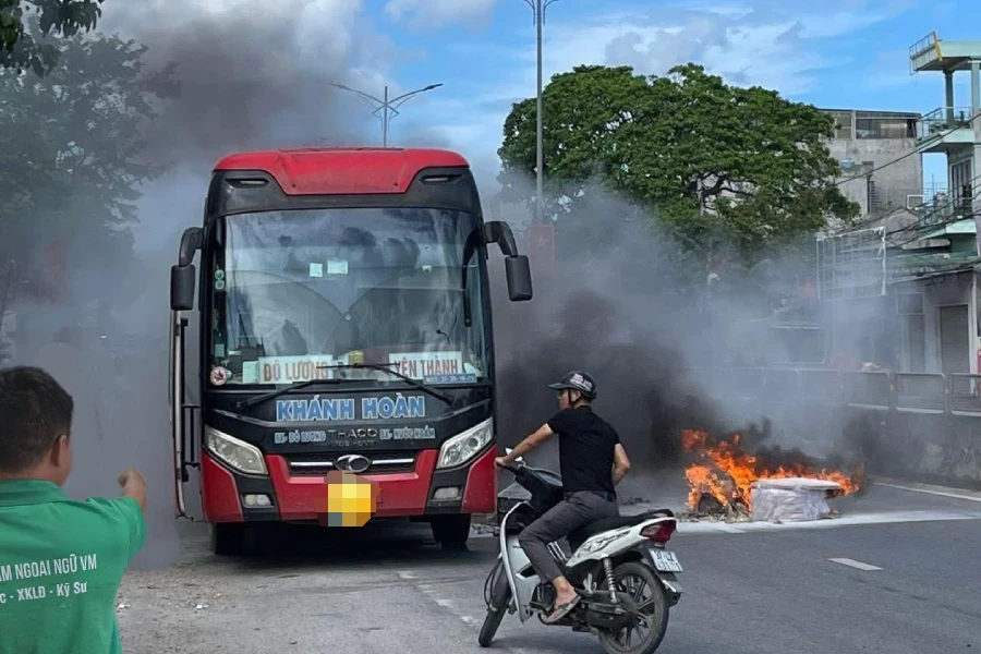 Xe giường nằm bốc cháy trên quốc lộ 1A thì gặp lúc xe chở nước đi qua