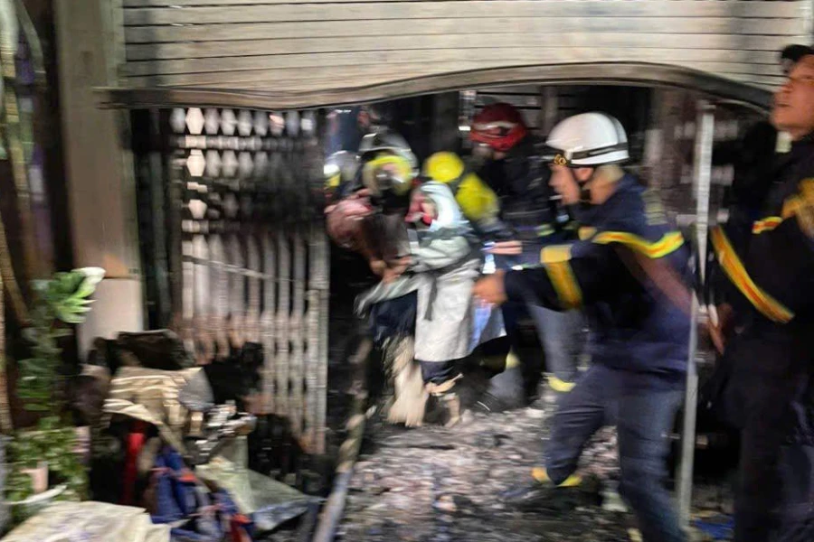 Cảnh sát PCCC và CNCH nỗ lực cứu ba mẹ con mắc kẹt bên trong ngôi nhà bị cháy.