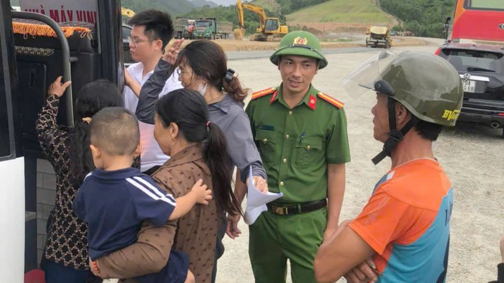 Người dân ở phía Nam tỉnh Hà Tĩnh lên xe khách sơ tán đến nơi an toàn.