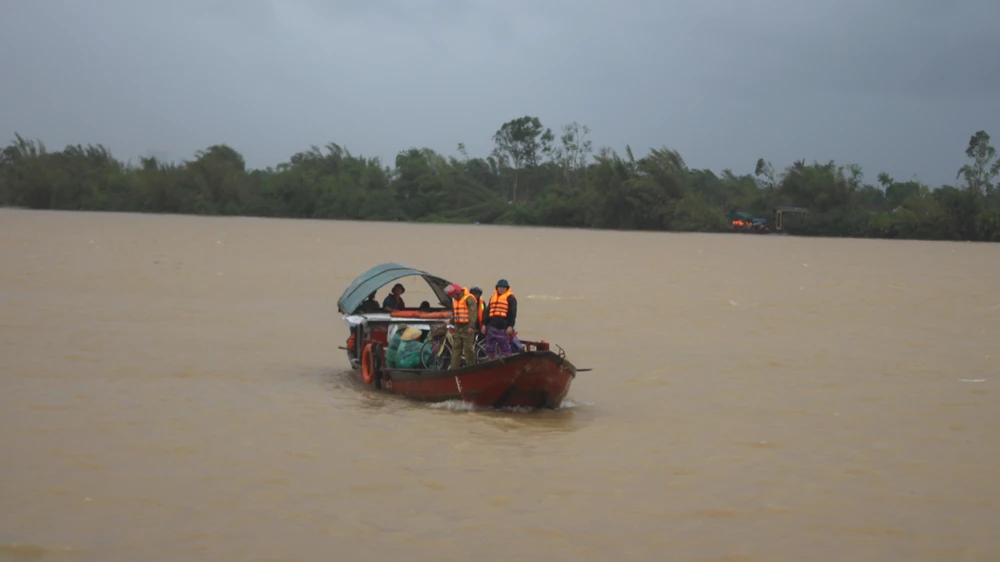 Tàu tiếp cận, đưa người dân làng Hồng Lam (xã Nghi Xuân, tỉnh Hà Tĩnh) sơ tán đến nơi an toàn.