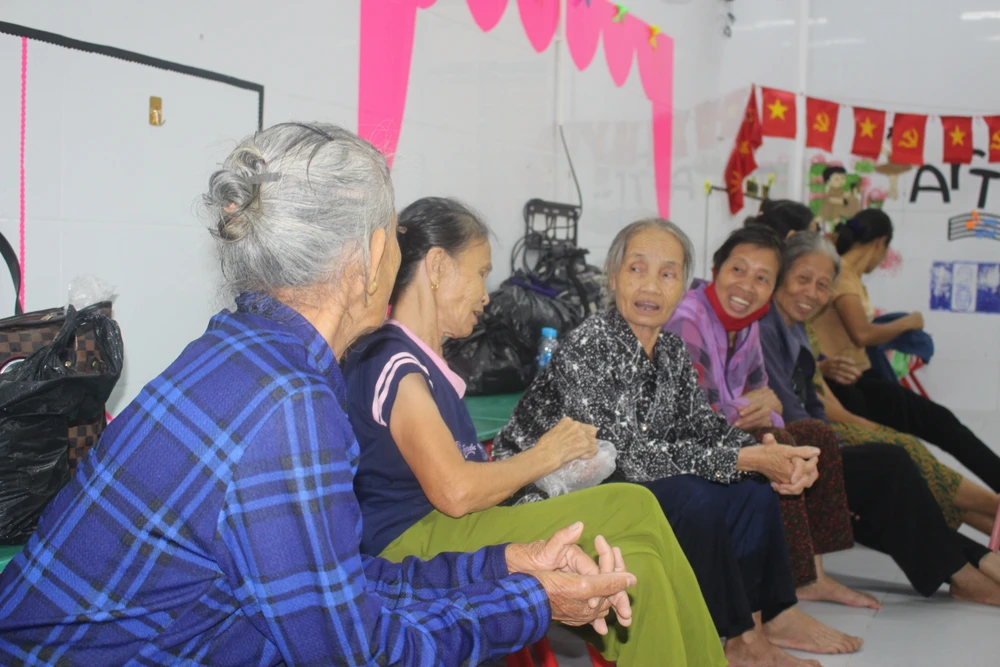 Bà Trần Thị Xuân (89 tuổi, mẹ liệt sĩ)- ngồi giữa và người dân xã Nghi Xuân được sơ tán đến trường học kiên cố.