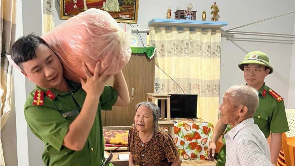 Công an giúp người dân di chuyển tài sản đến nơi cao, khô ráo.