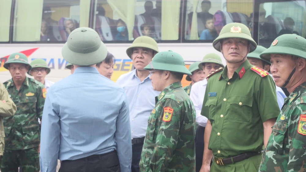 Chủ tịch UBND tỉnh Hà Tĩnh Võ Trọng Hải (đứng giữa) kiểm tra, động viên bà con nhân dân đi sơ tán tránh trú bão số 10.