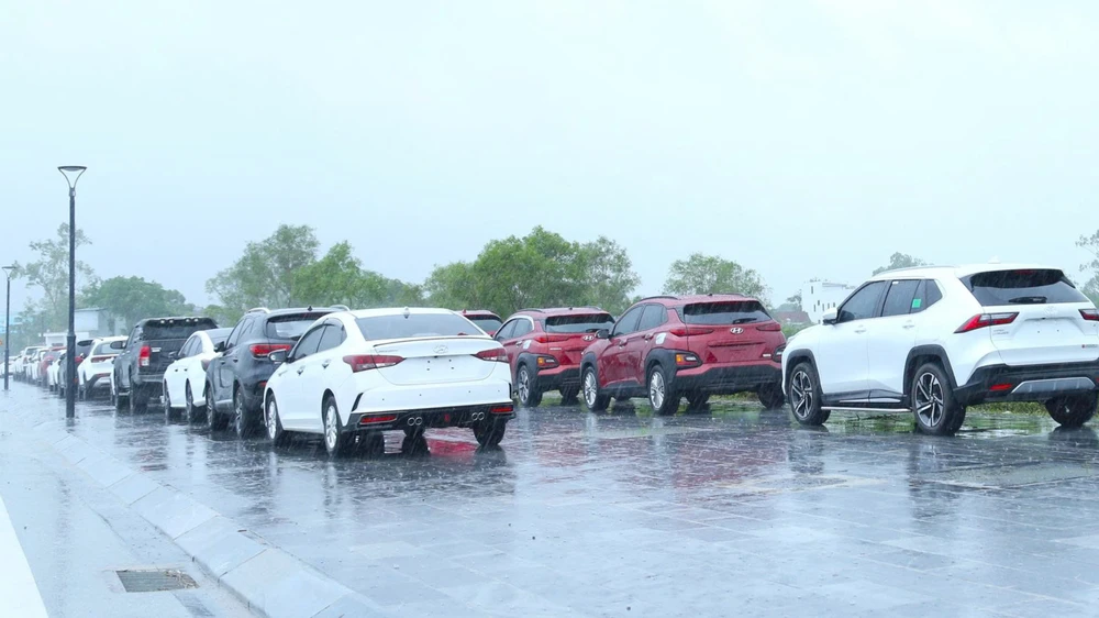 bão số 10, bảo quản ô tô trong bão, chống ngập nước, mưa ngập đường, đau đầu tìm nơi cất ô tô, xe hộp, Nghệ An, PLO