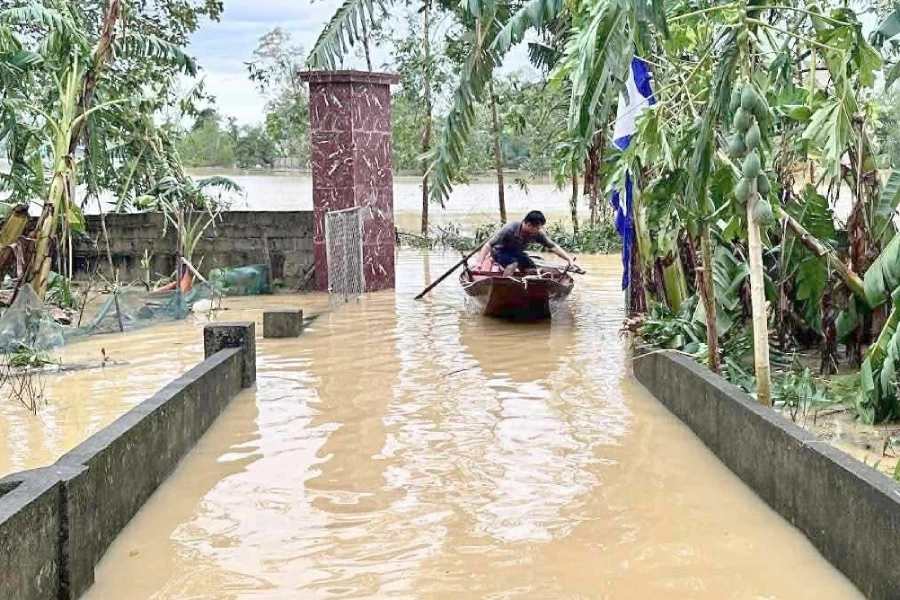Chèo thuyền đi đưa tang cụ bà trong dòng nước lũ mênh mông