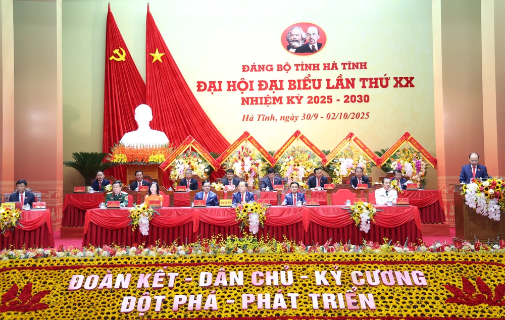 Đoàn chủ tịch và thư ký Đại hội đại biểu Đảng bộ tỉnh Hà Tĩnh lần thứ XX, nhiệm kỳ 2025- 2030.