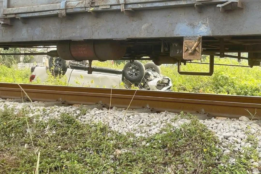 Hiện trường vụ ô tô bị tàu hỏa tông lật ngửa