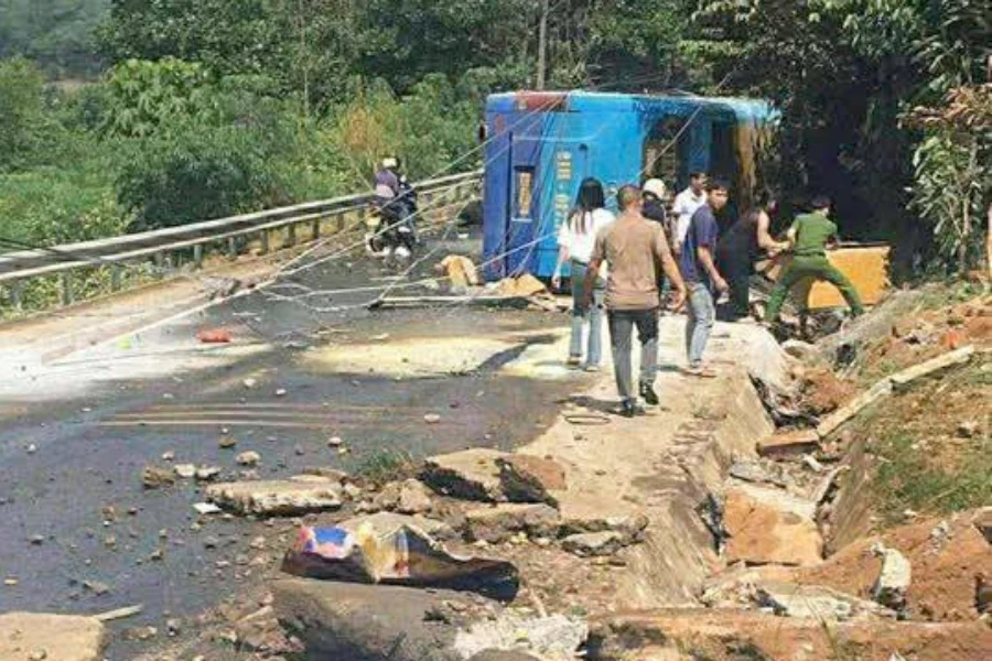 hiện trường vụ lật xe khách khiến3 người tử vong và 19 người bị thương