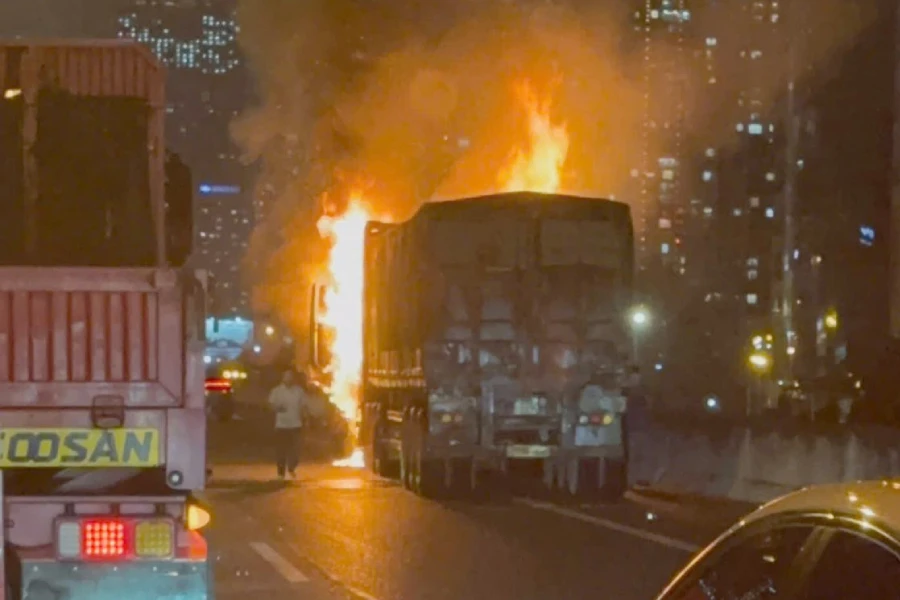 Hiện trường xe ô tô đầu kéo bốc cháy dữ dội trên đường Vành đai 3