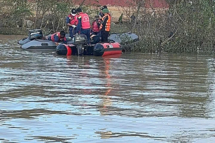 bố ôm 2 con nhảy cầu.jpg