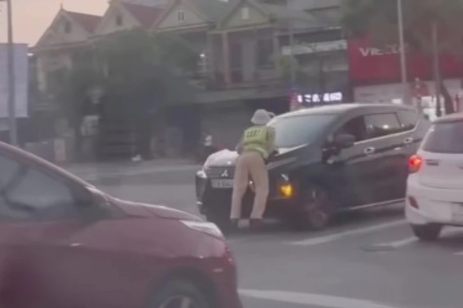 Tạm giữ hình sự người lái xe hơi hất văng Thiếu tá CSGT lên nắp capo